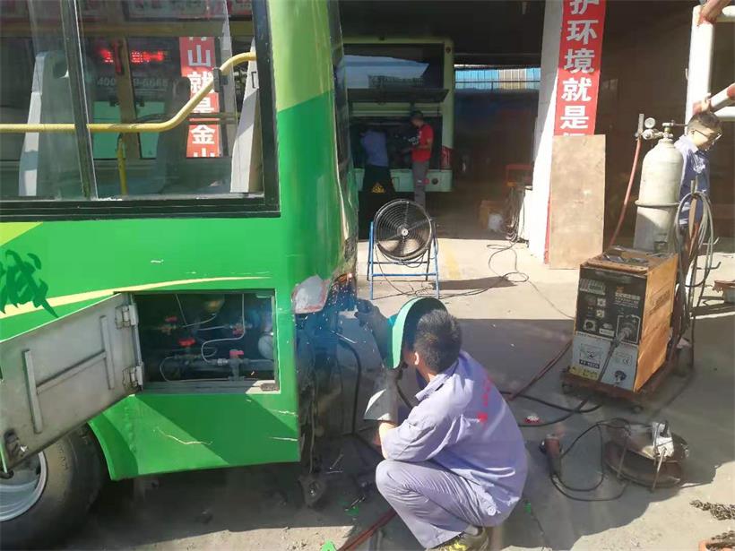 鈑金工，修復(fù)車身.jpg