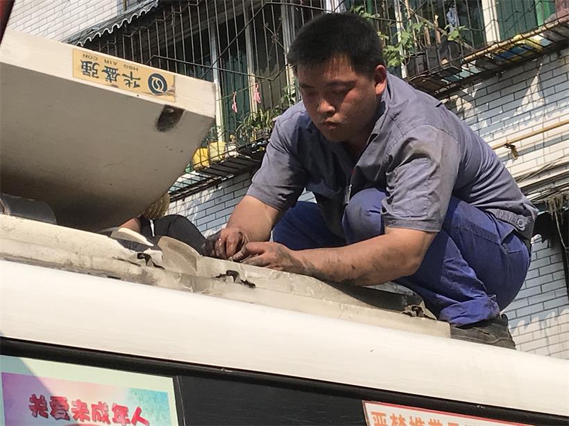 電工，檢修車輛空調(diào).jpg
